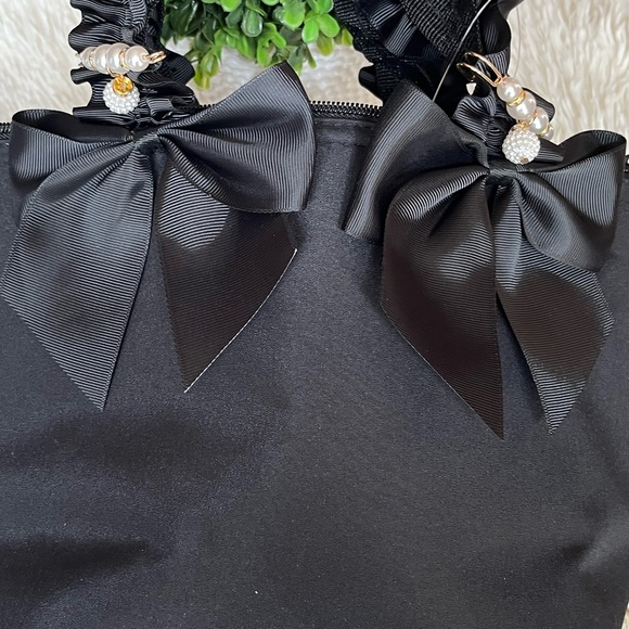 Boujee Black Insulated Lunch Tote Bag with Ruffled Handles and charms new - Picture 5 of 9